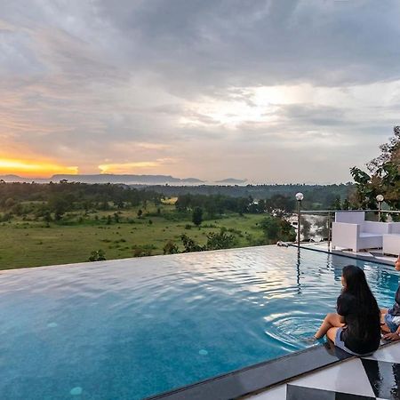 Stayvista'S Vine & Splash - Riverside Villa With An Infinity Pool And Indoor Games Karjat Eksteriør bilde