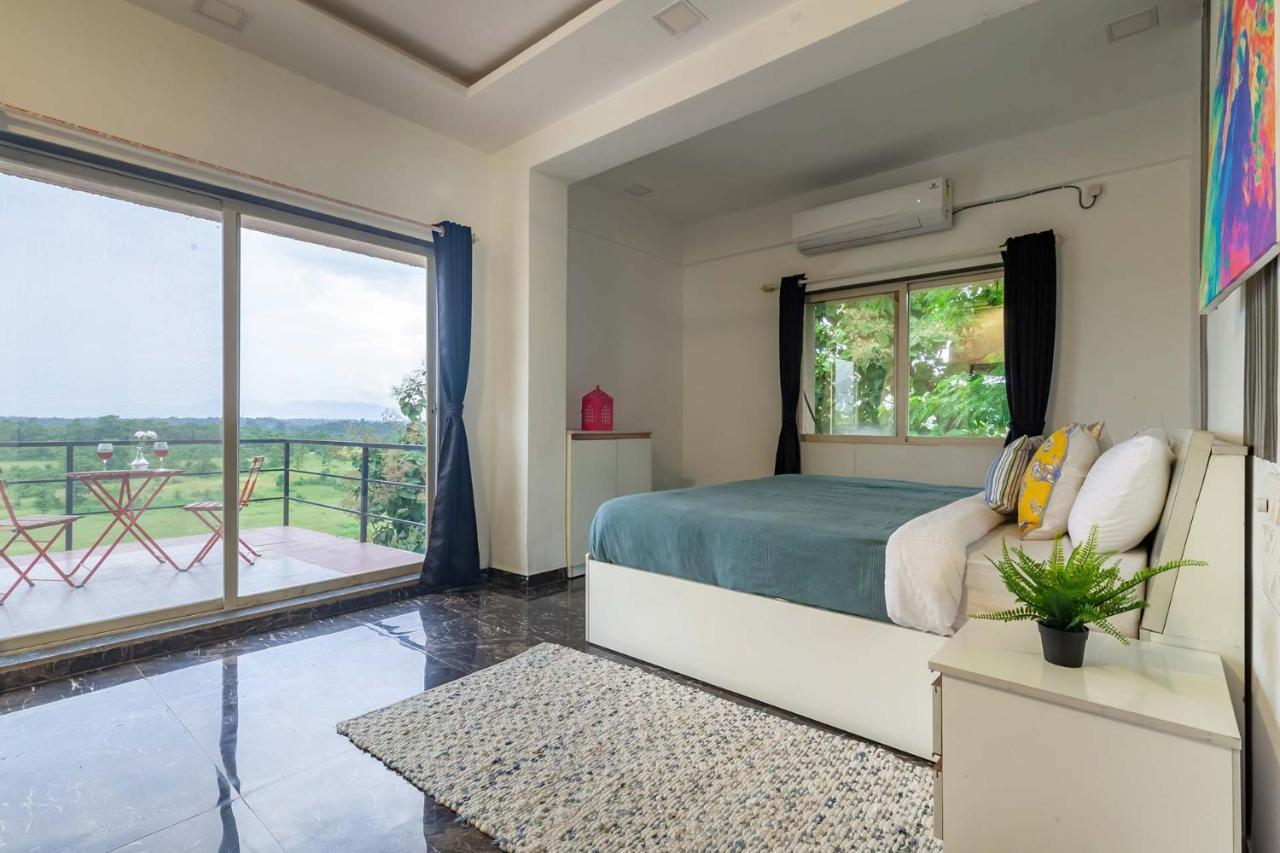 Stayvista'S Vine & Splash - Riverside Villa With An Infinity Pool And Indoor Games Karjat Eksteriør bilde