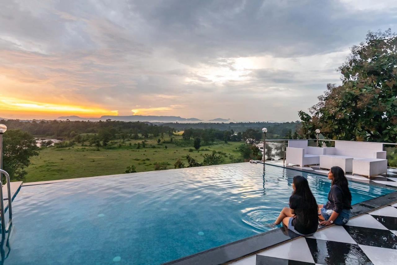 Stayvista'S Vine & Splash - Riverside Villa With An Infinity Pool And Indoor Games Karjat Eksteriør bilde