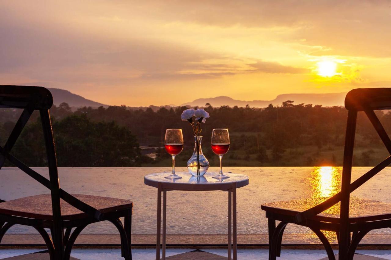 Stayvista'S Vine & Splash - Riverside Villa With An Infinity Pool And Indoor Games Karjat Eksteriør bilde