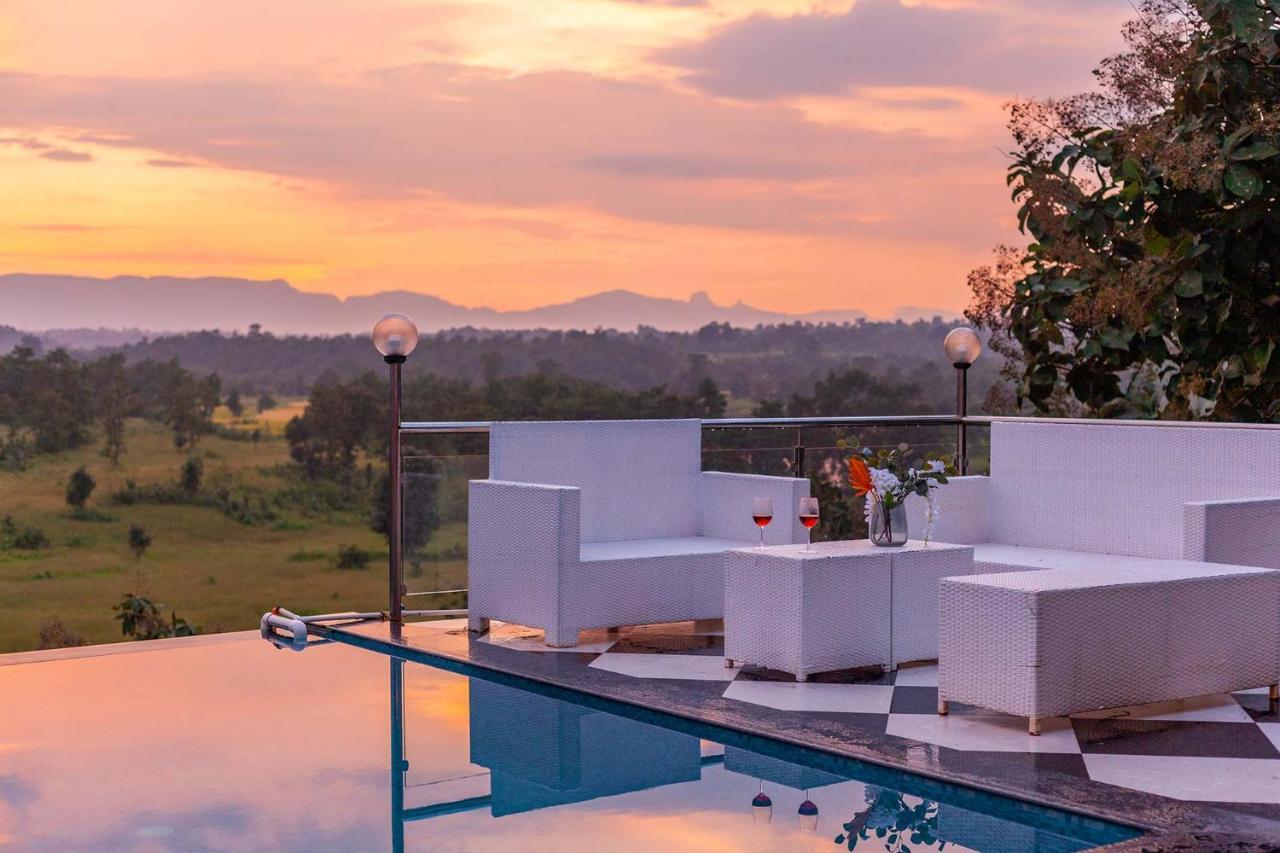 Stayvista'S Vine & Splash - Riverside Villa With An Infinity Pool And Indoor Games Karjat Eksteriør bilde
