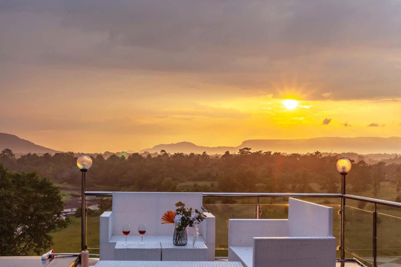 Stayvista'S Vine & Splash - Riverside Villa With An Infinity Pool And Indoor Games Karjat Eksteriør bilde