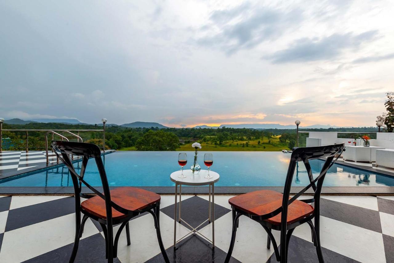Stayvista'S Vine & Splash - Riverside Villa With An Infinity Pool And Indoor Games Karjat Eksteriør bilde