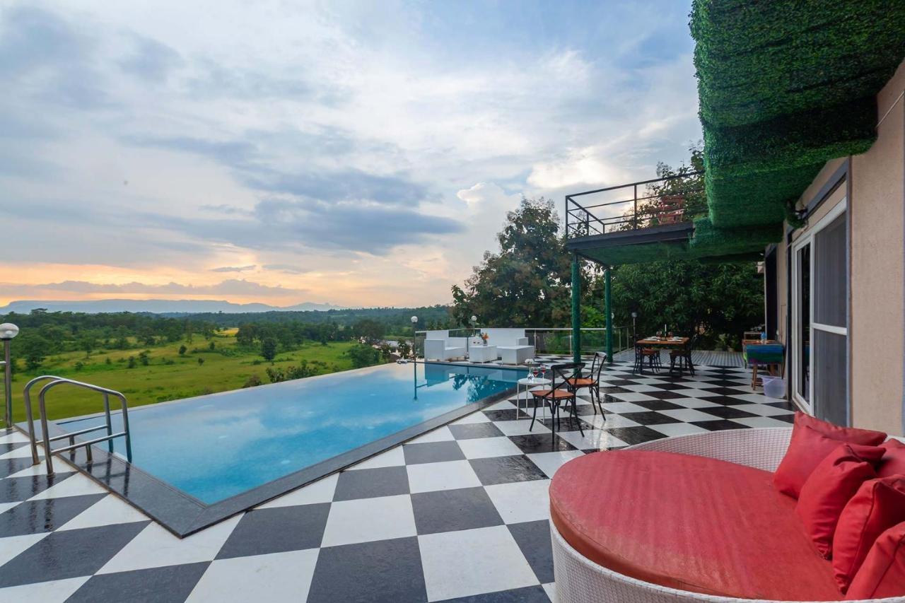 Stayvista'S Vine & Splash - Riverside Villa With An Infinity Pool And Indoor Games Karjat Eksteriør bilde