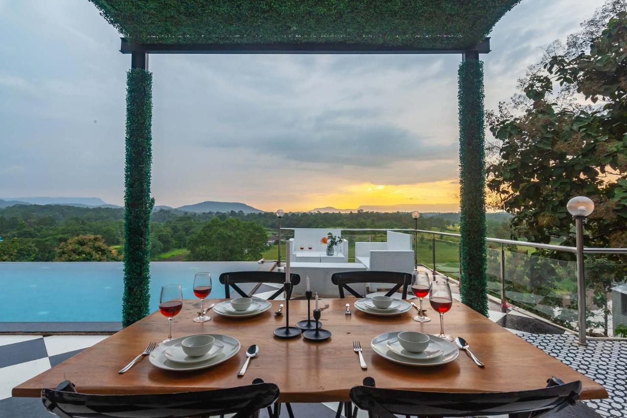 Stayvista'S Vine & Splash - Riverside Villa With An Infinity Pool And Indoor Games Karjat Eksteriør bilde