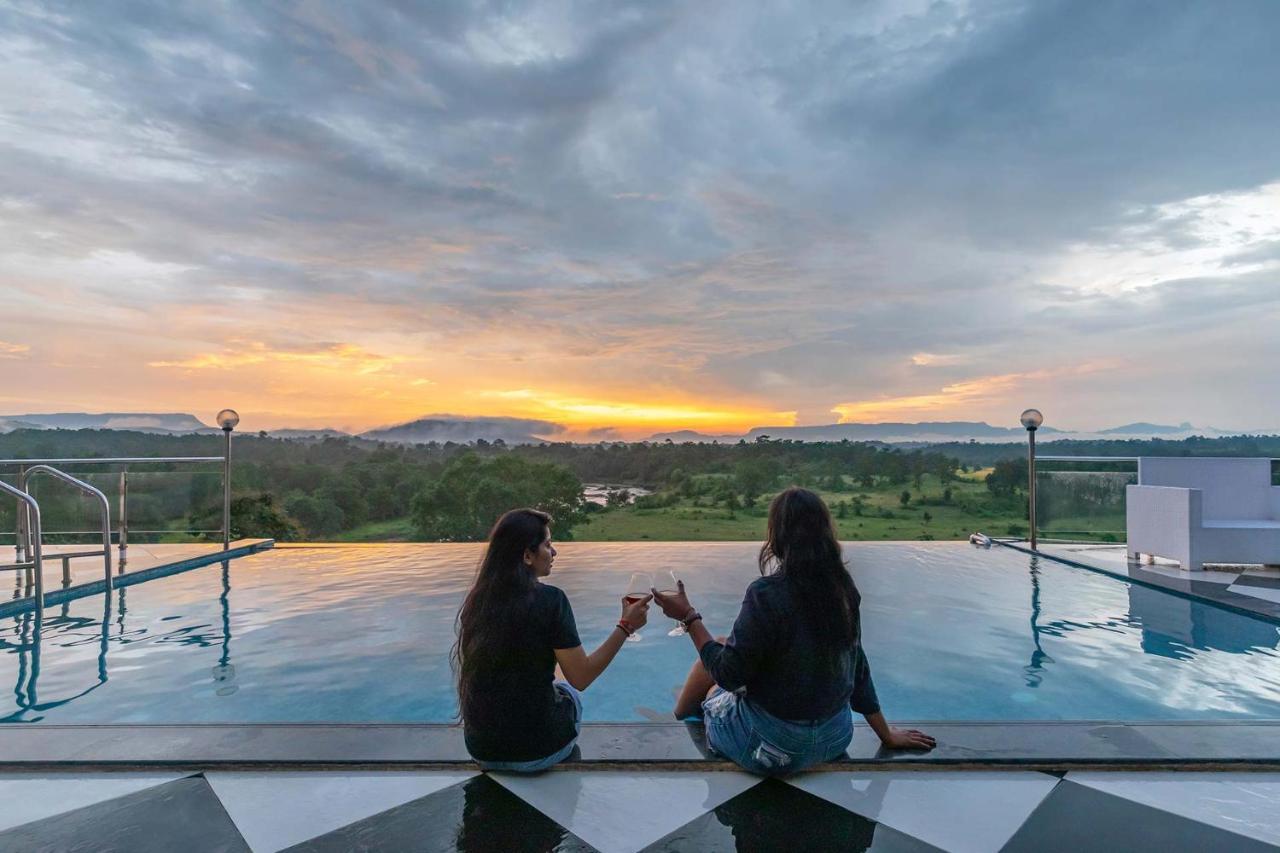 Stayvista'S Vine & Splash - Riverside Villa With An Infinity Pool And Indoor Games Karjat Eksteriør bilde