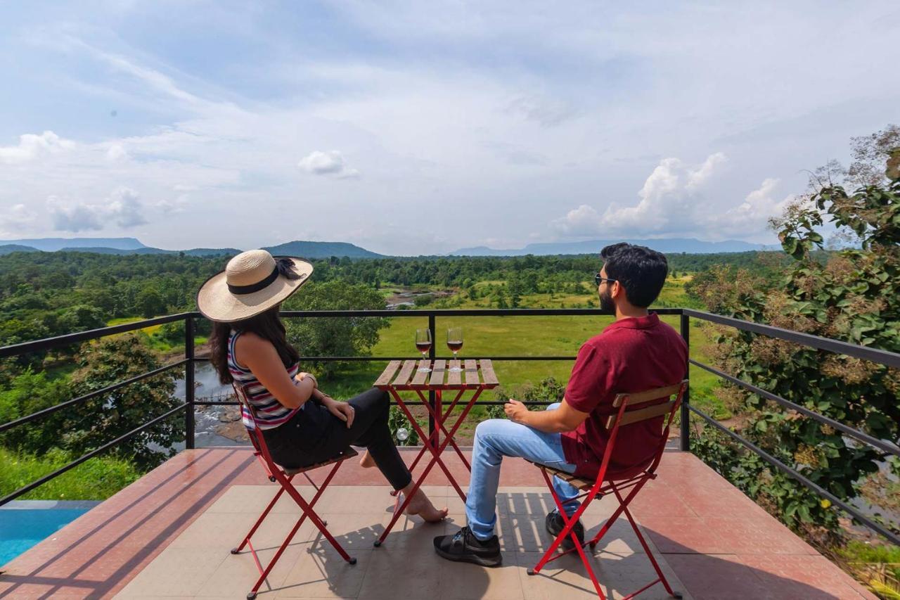 Stayvista'S Vine & Splash - Riverside Villa With An Infinity Pool And Indoor Games Karjat Eksteriør bilde